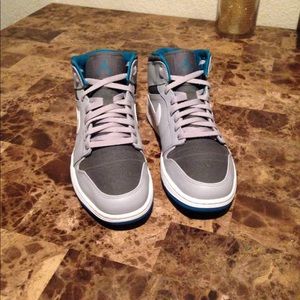 💯🔥USED🔥AIR JORDAN 1 RETRO MID #554724-027💯